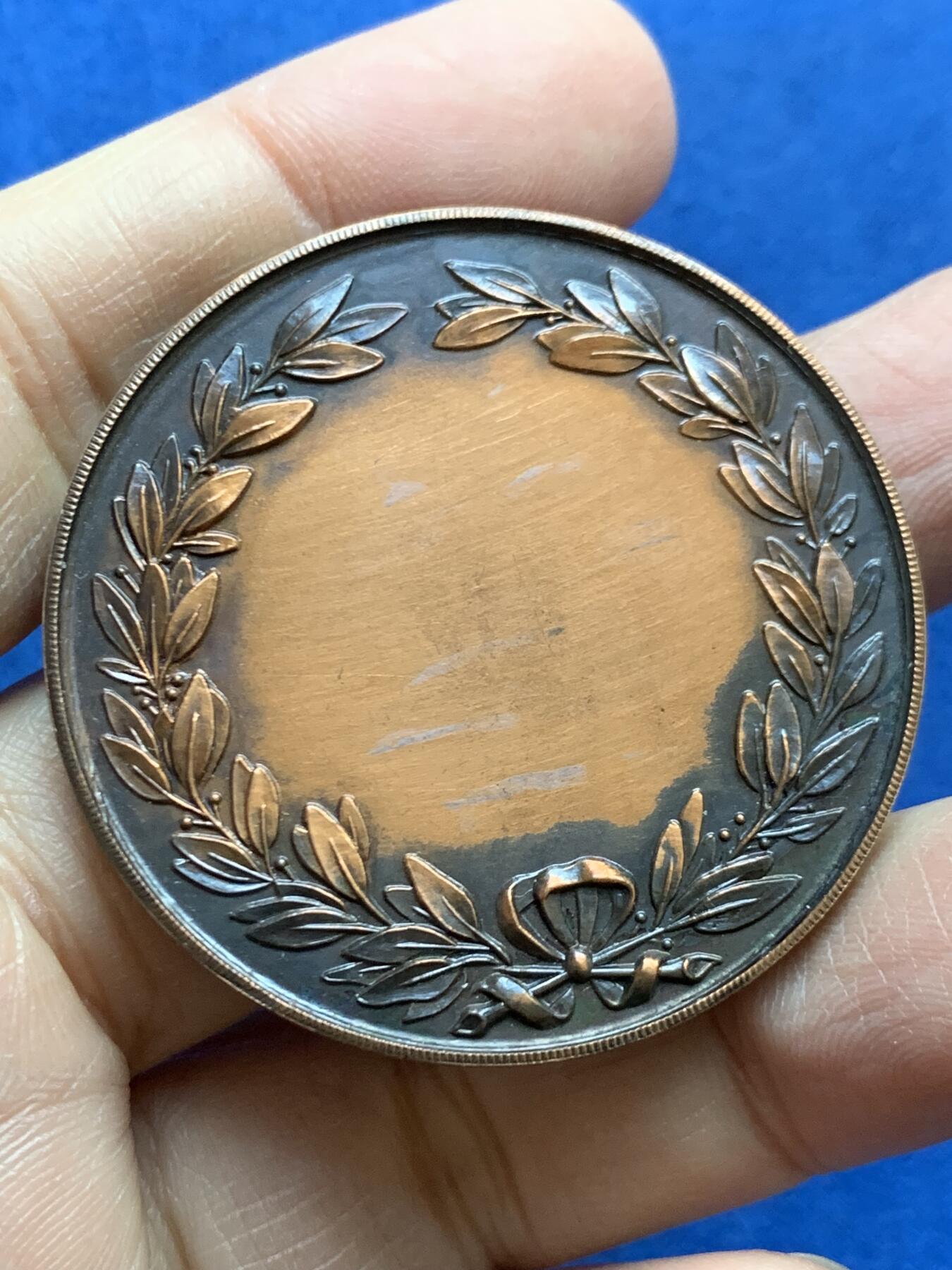 《竞宝斋》第454场 周日，周一 2场连拍 （全场包邮，欢迎送拍） 英国小农户锦标赛谷物女神纪念铜章，重34.65g，44.5mm，品种稀少很少见的品种，高浮雕铜章，古漆黑包浆很漂亮，约1900年前后铸造，带盒。