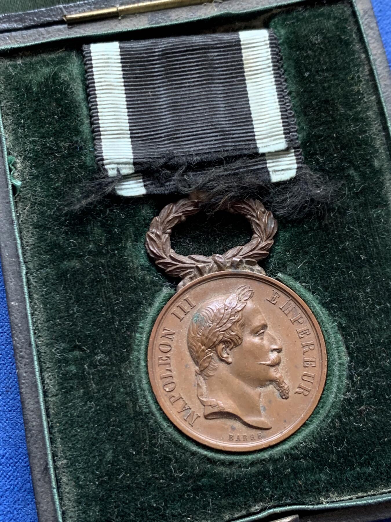 《竞宝斋》第454场 周日，周一 2场连拍 （全场包邮，欢迎送拍） 1866年法国互助会荣誉勋章 带原盒 总重14.1克