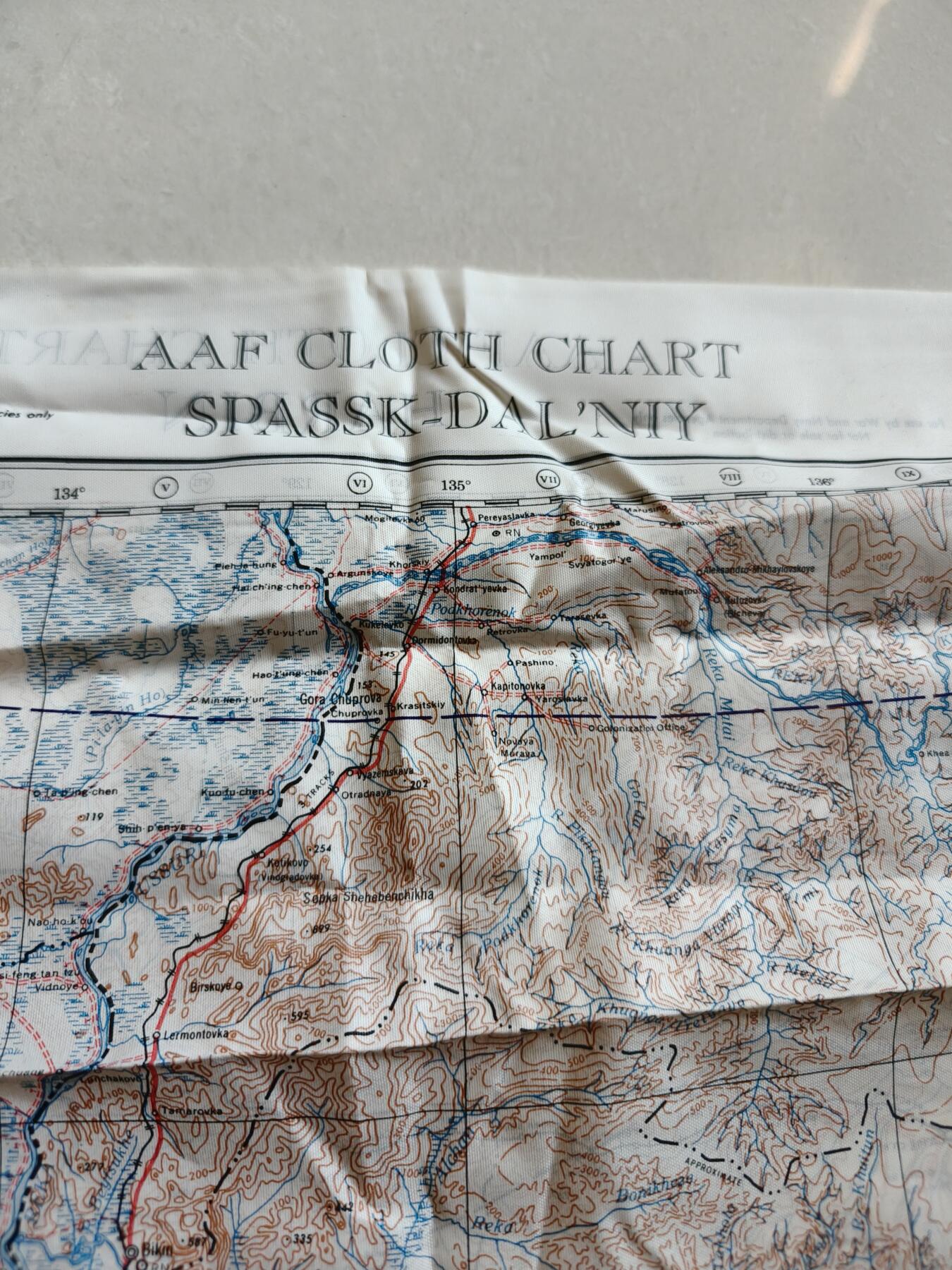 老王徽章第174期 美国二战陆军航空兵逃生图    丝质    正面为哈尔滨地区    背面为俄罗斯滨海边疆区斯帕斯克-达里尼，与黑龙江省接壤         尺寸约60×60cm