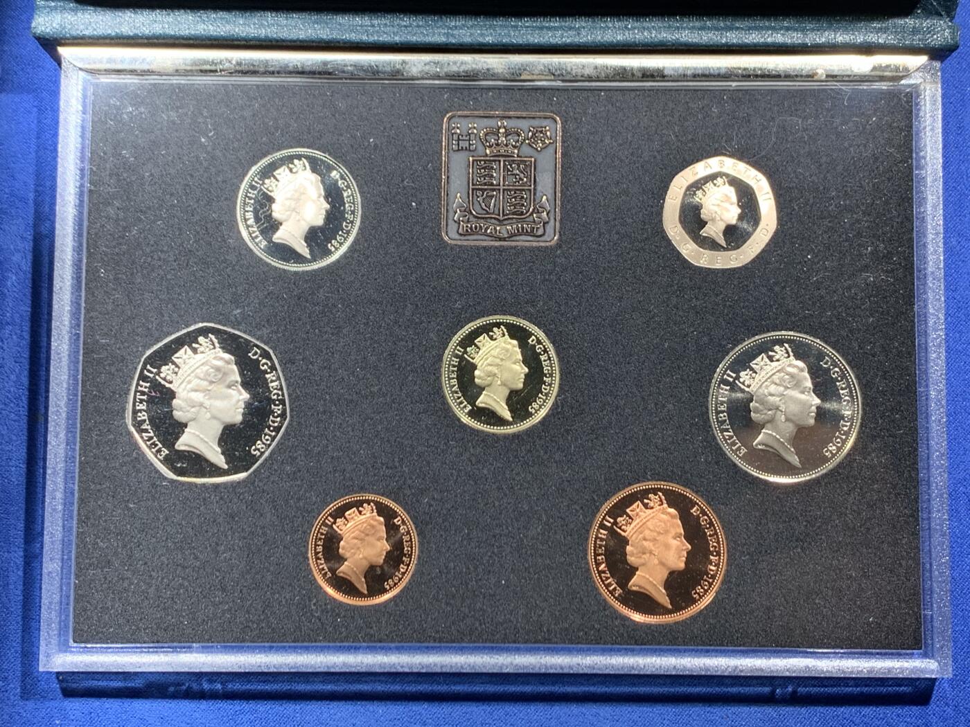 《竞宝斋》第454场 周日，周一 2场连拍 （全场包邮，欢迎送拍） 英国1985年伊丽莎白二世精致套币，带证书。