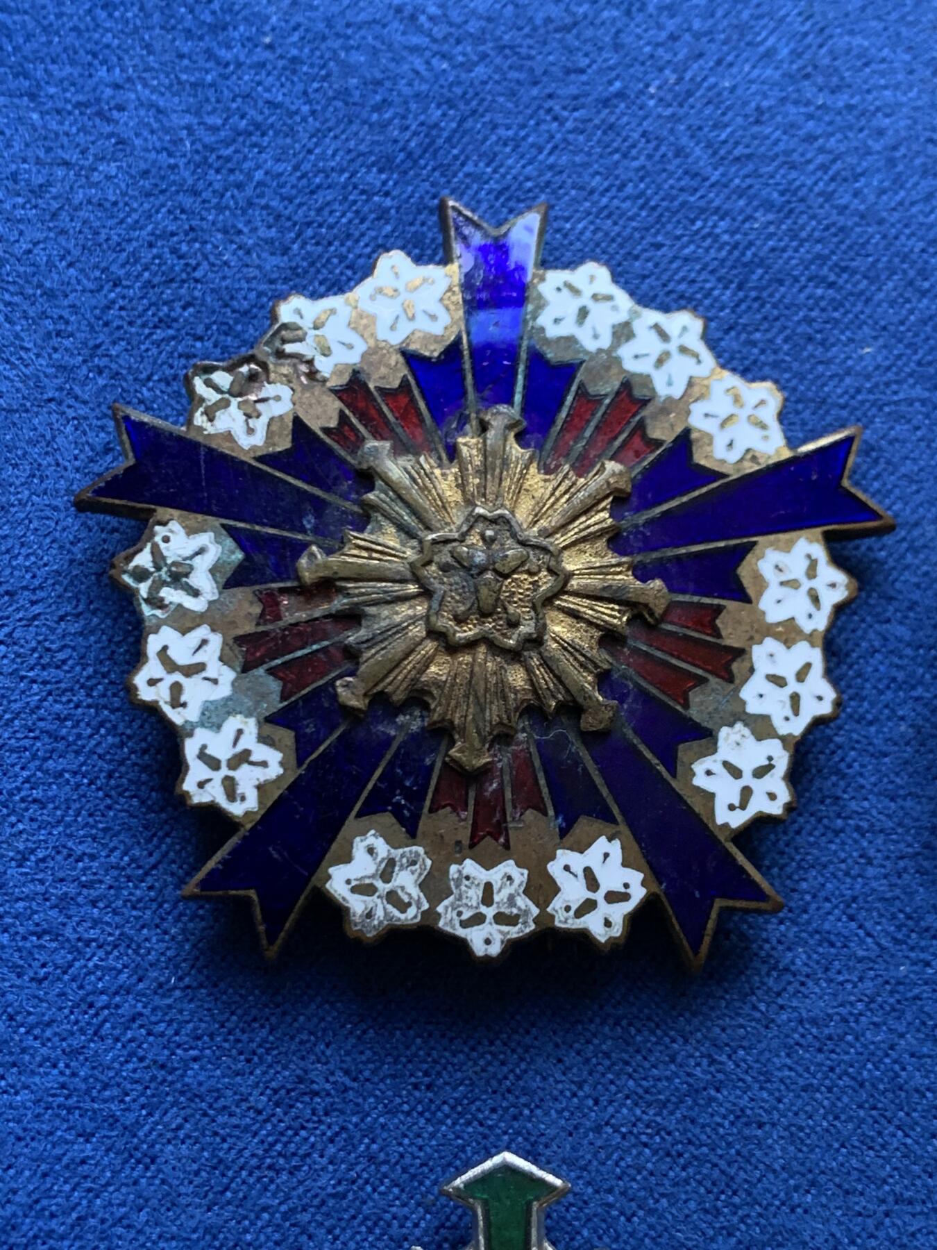 《竞宝斋》第454场 周日，周一 2场连拍 （全场包邮，欢迎送拍） 四枚一组 日本消防团纪念章，保存不错，形状优美，总重140克，细节见图