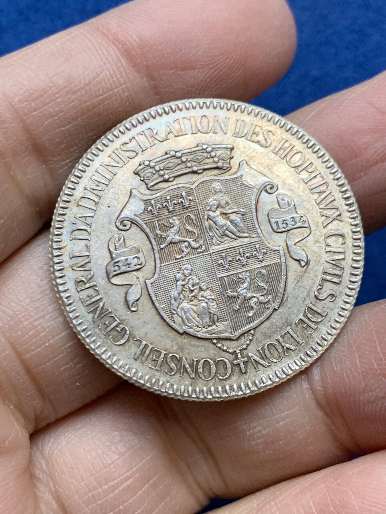 《竞宝斋》第454场 周日，周一 2场连拍 （全场包邮，欢迎送拍） 法国里昂市立医院总理事会银质代币 16.8克 35mm