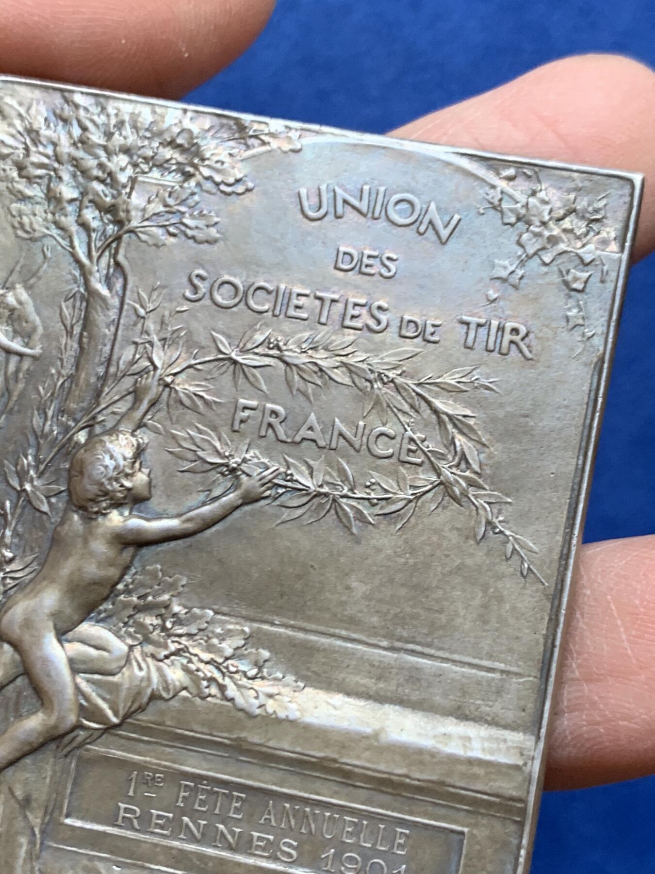 《竞宝斋》第454场 周日，周一 2场连拍 （全场包邮，欢迎送拍） 法国射击协会联合会颁发 1901年射击节大银章 好品 包浆很好 丰饶角银 带原始皮套  大尺寸64*48.2mm 71.4克 丰饶角银标