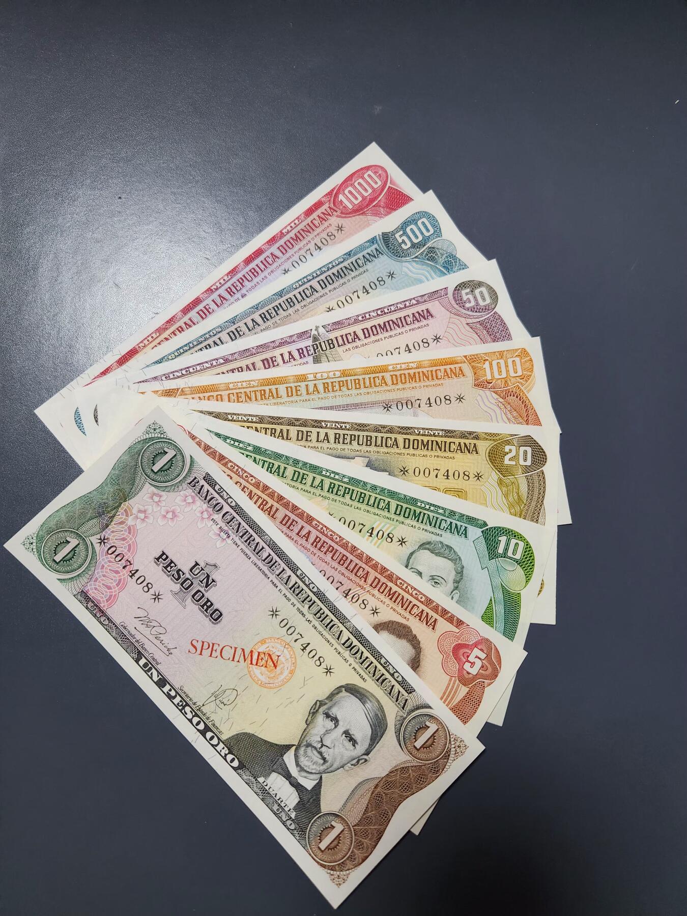 1月3号晚上8点 外国纸币自动截拍第79场 多米尼加1比索至1000比索  7枚全套 样钞 全新