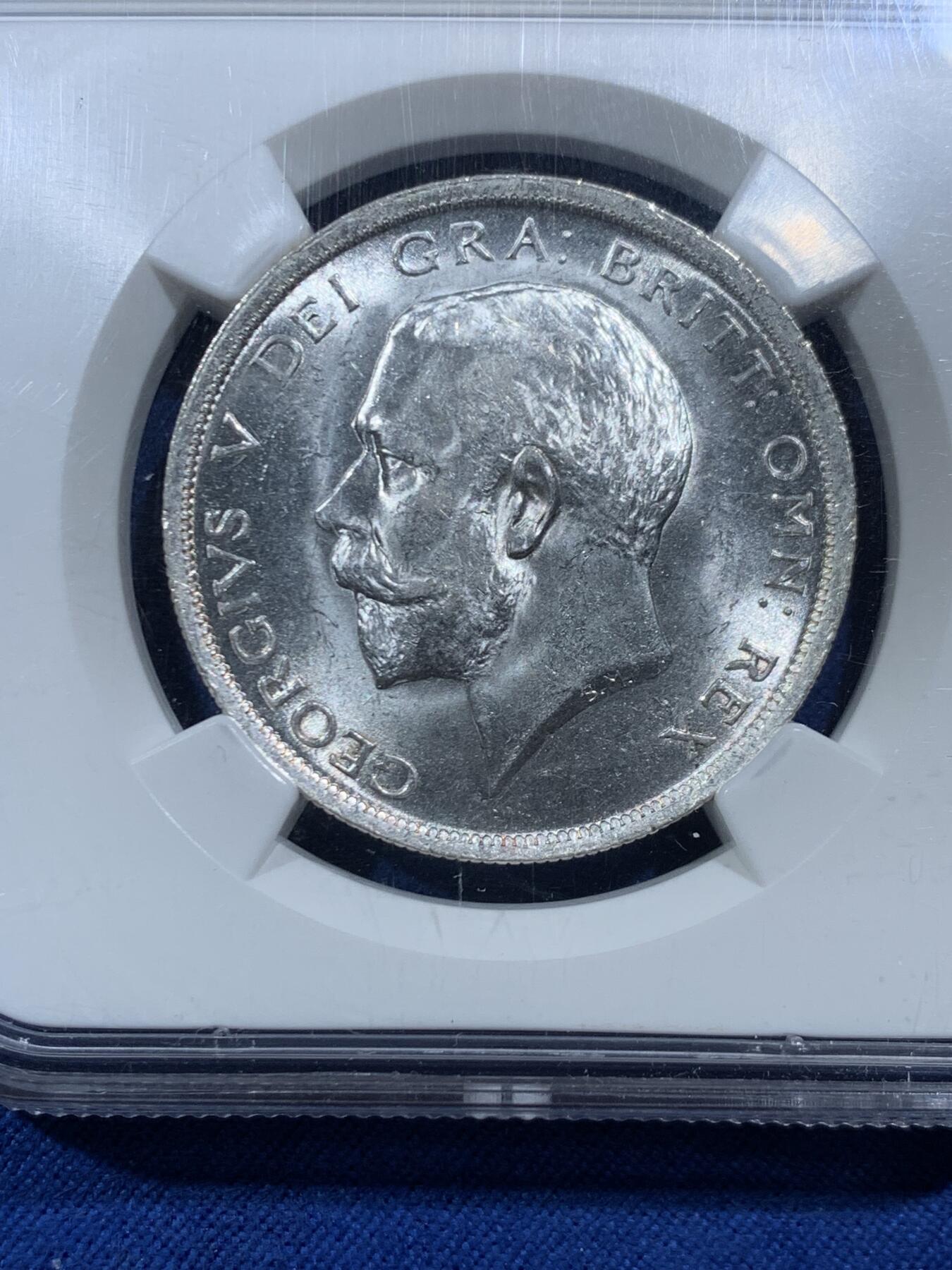 《竞宝斋》第454场 周日，周一 2场连拍 （全场包邮，欢迎送拍） NGC MS64 英国1918年乔治五世1/2克朗银币，乔五早期高银流通版，底板丝滑，银光曜曜，难得高品。此品种发丝常见弱打，此枚发丝胡子细节不错，在同分中也属难得，老盒好状态