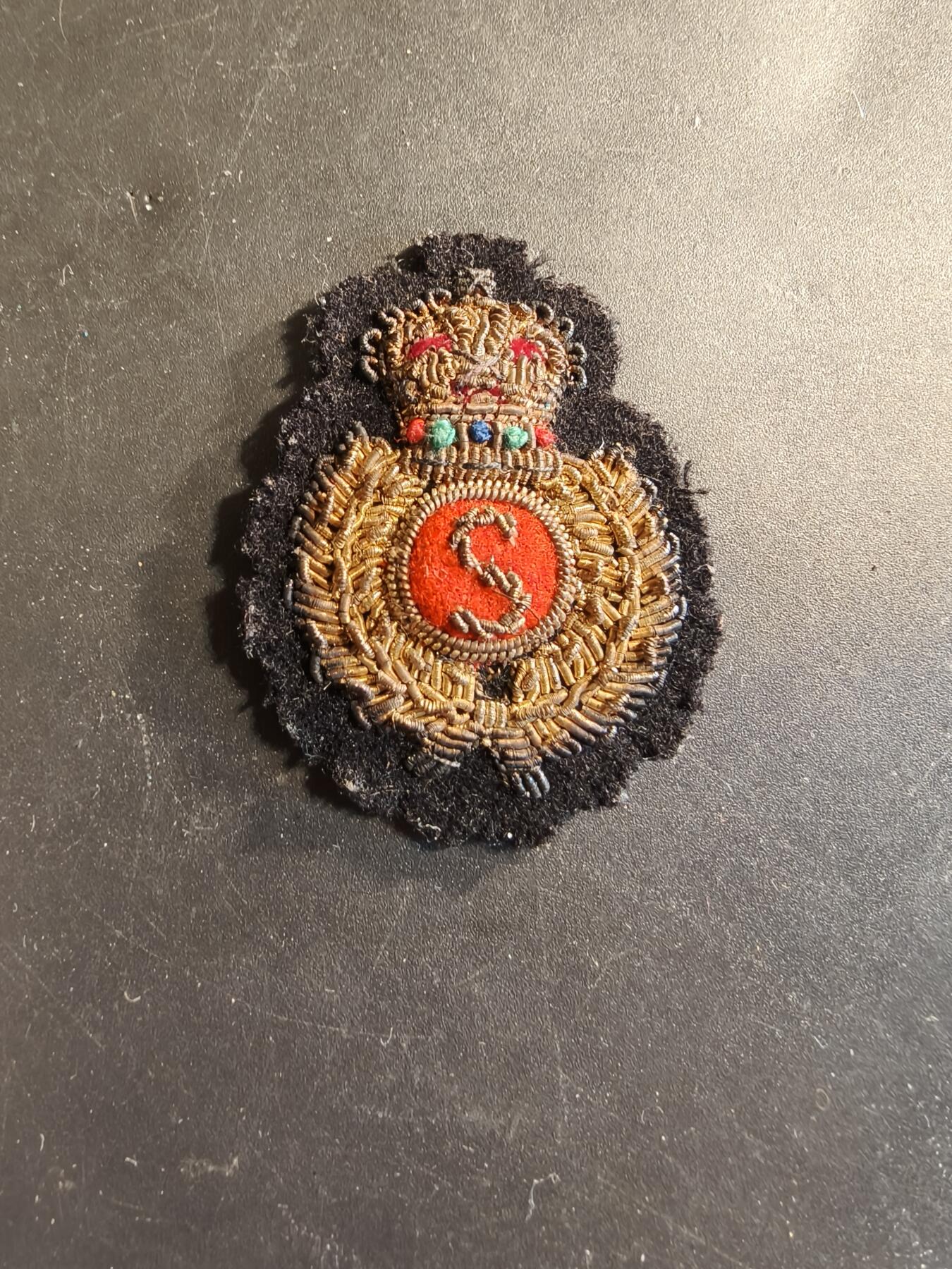 老王徽章第174期 英国皇家海军供应与秘书处士官大檐帽帽徽   