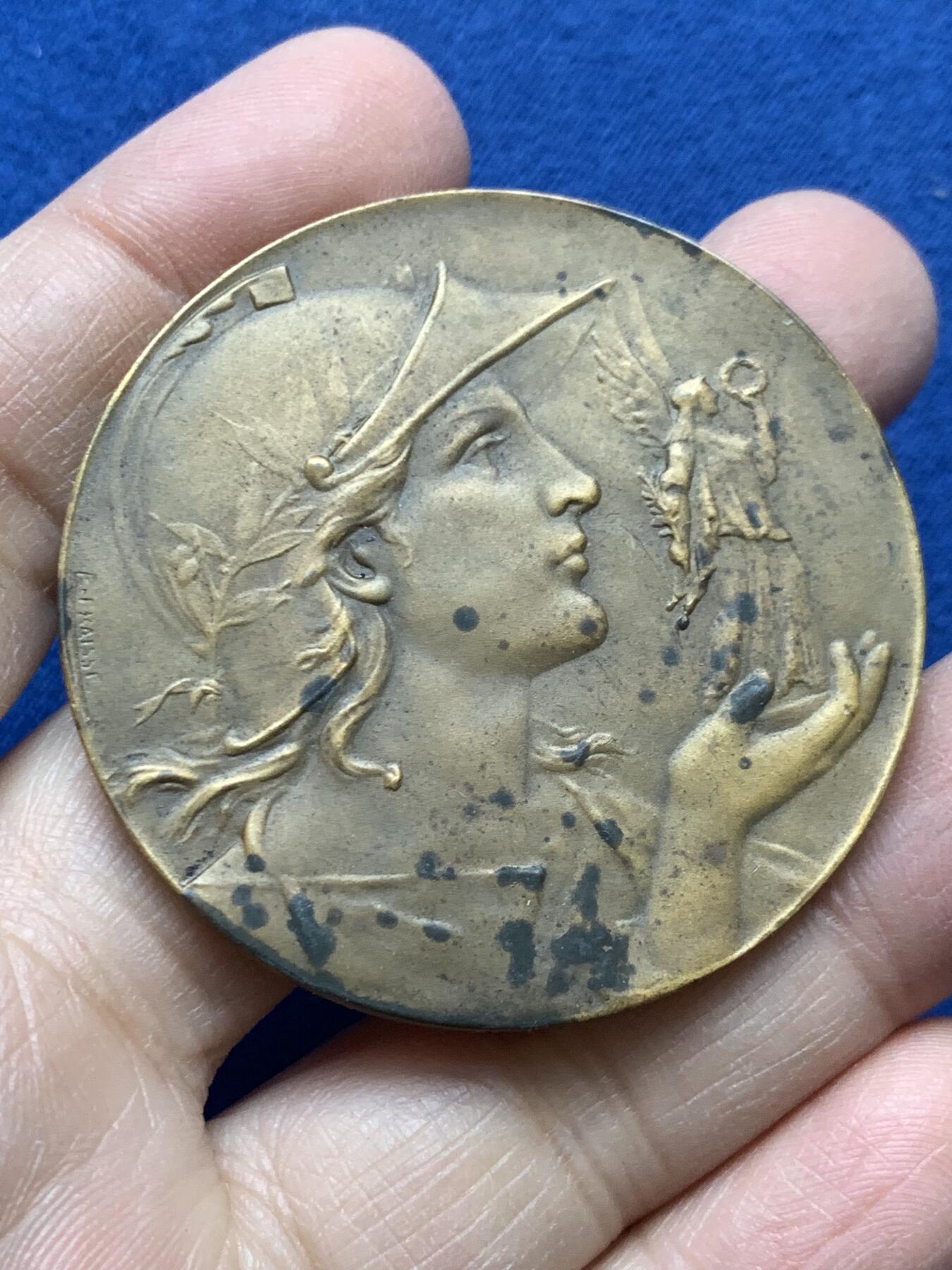 《竞宝斋》第454场 周日，周一 2场连拍 （全场包邮，欢迎送拍） 法国玛丽安娜女神大铜章 52.35克 49.7mm 三角铜标 