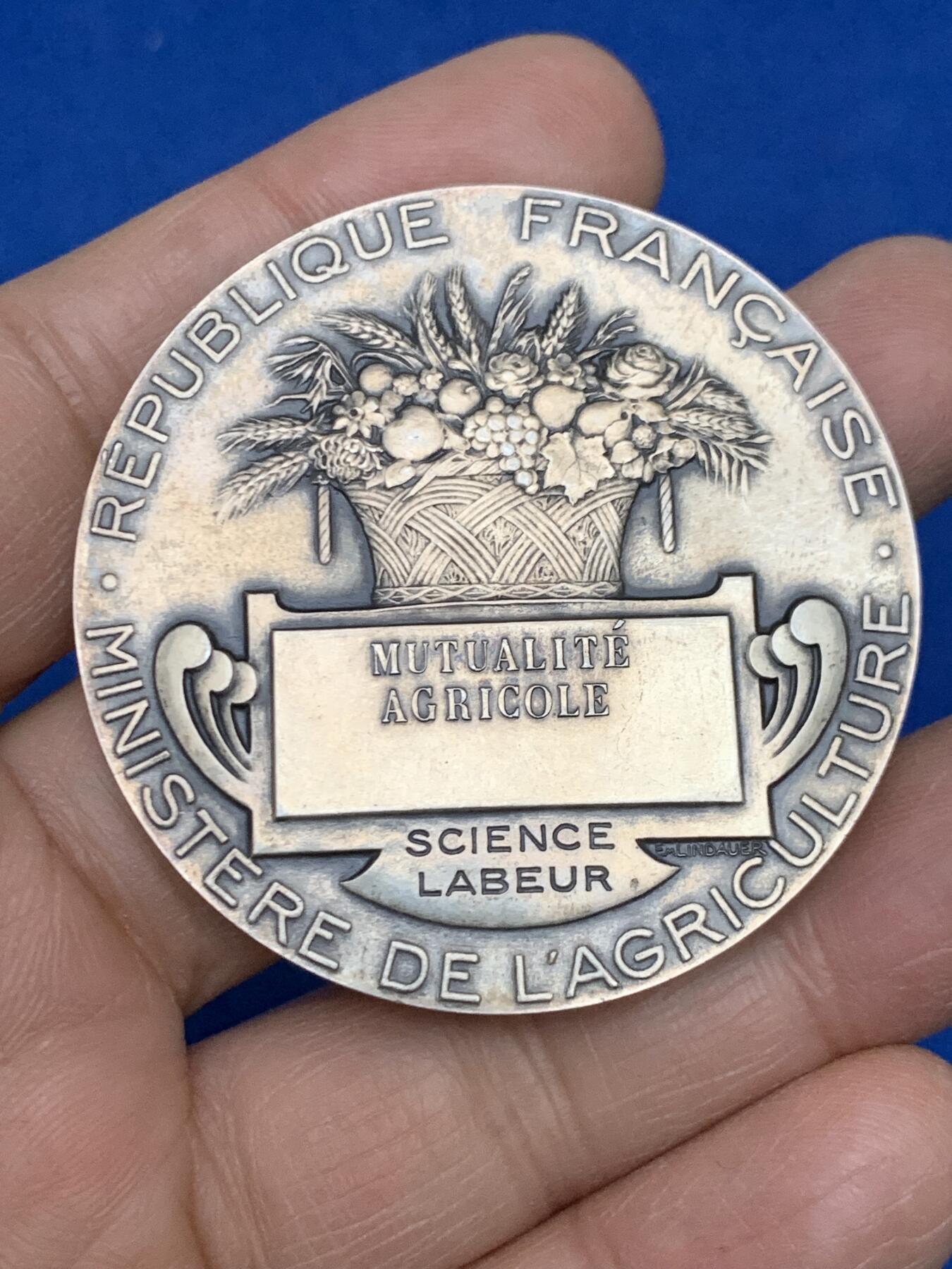 《竞宝斋》第454场 周日，周一 2场连拍 （全场包邮，欢迎送拍） 法国农业部银章，朦胧刀风格，正面是温馨美满的一家三口，62.75克，49.8MM，丰饶角1银标，950银。