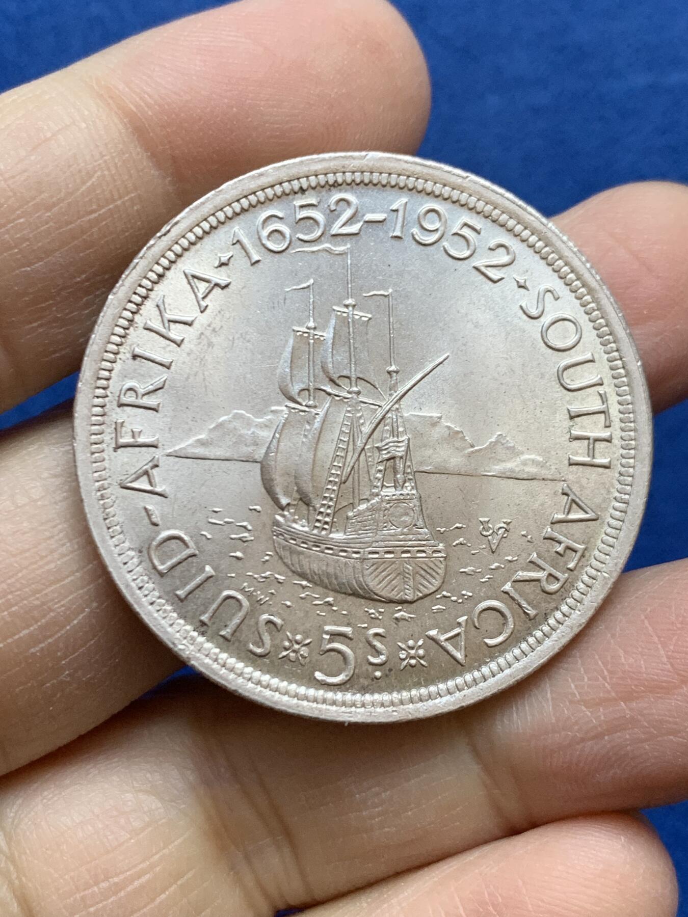 《竞宝斋》第454场 周日，周一 2场连拍 （全场包邮，欢迎送拍） 南非1952年发现开普敦300周年5先令银币 带光好品