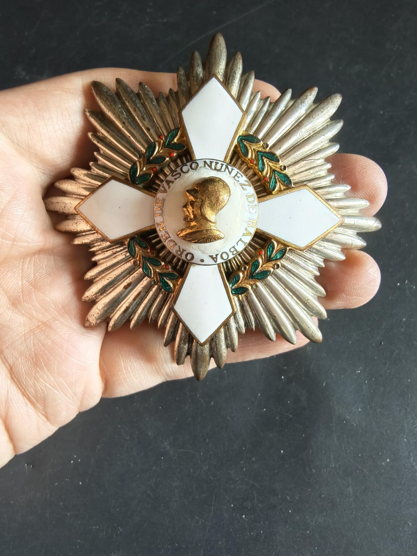老王徽章第174期 巴拿马大十字级瓦斯科·努涅兹·德·巴尔博亚勋章     少见哥伦比亚珠宝商代工版本    原盒     银质镀金珐琅