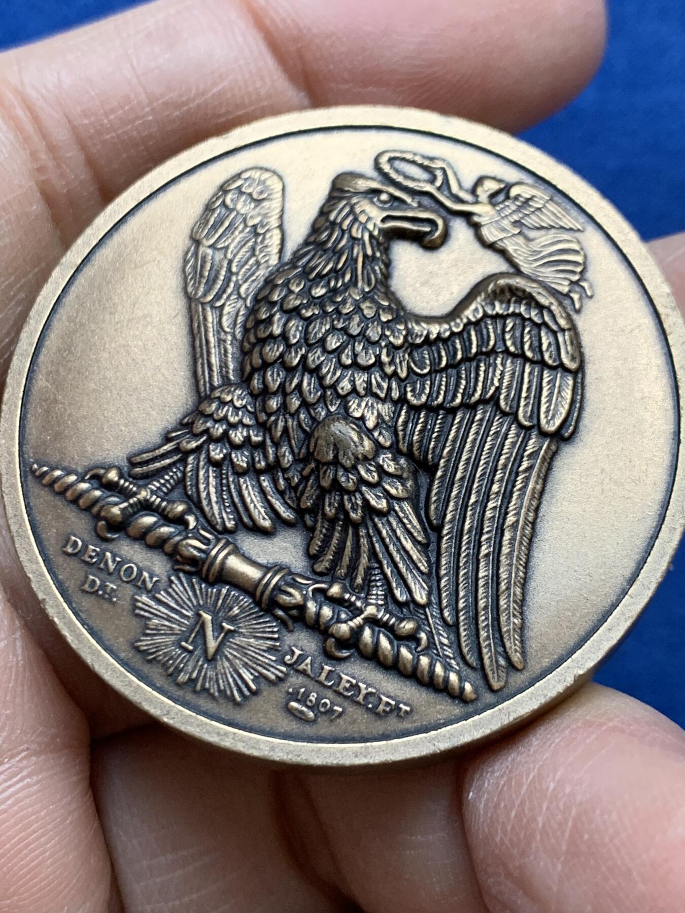 《竞宝斋》第454场 周日，周一 2场连拍 （全场包邮，欢迎送拍） 法国拿破仑旺多姆广场圣母军战役纪念铜章 直径41.8mm 51.6克