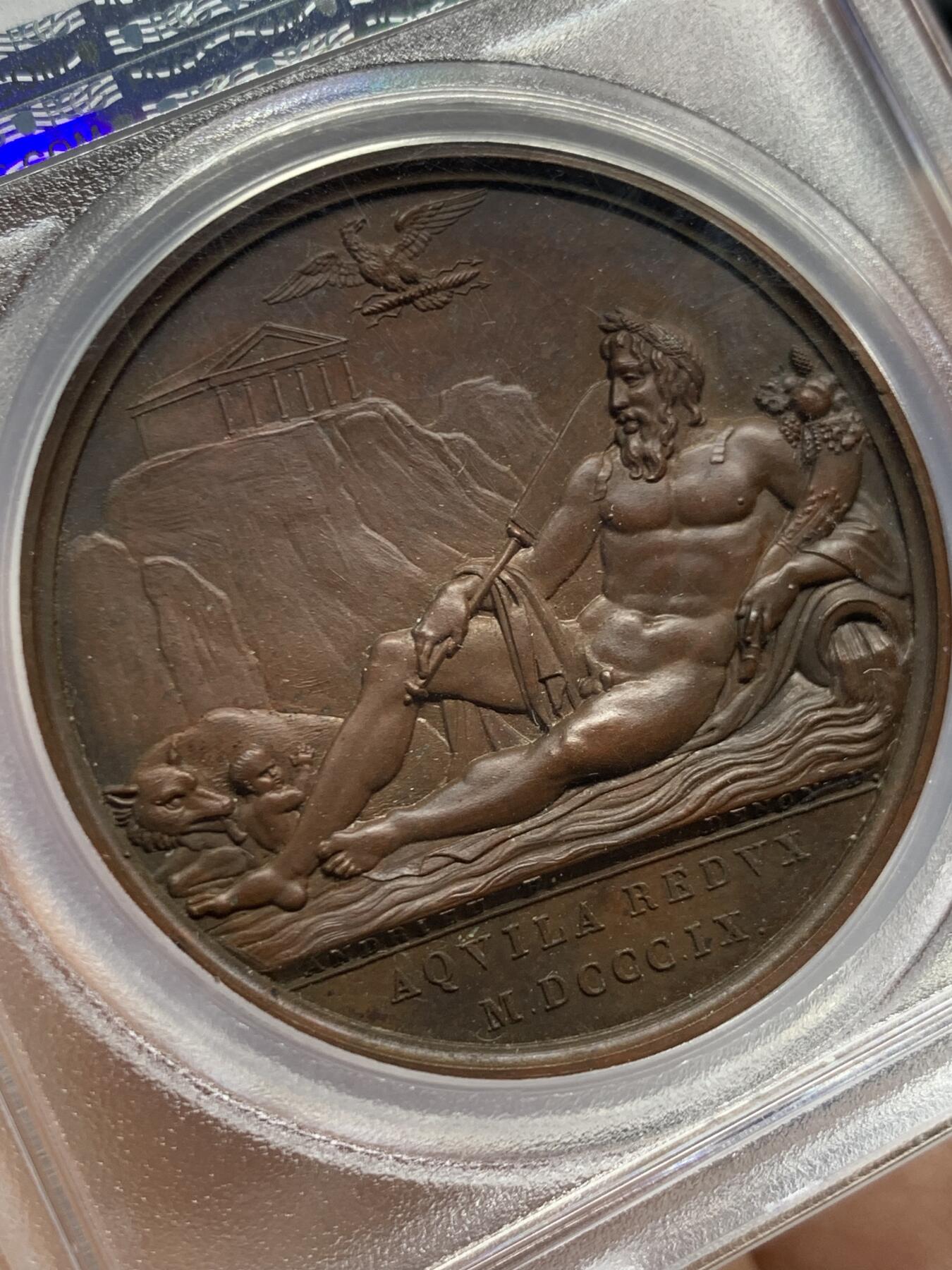 《竞宝斋》第454场 周日，周一 2场连拍 （全场包邮，欢迎送拍） PCGS SP64 亚军分！ 法国1809年拿破仑一世法兰西帝国兼并罗马原铸铜章 巴黎造币厂 巧克力包浆 台伯河之神倚靠着双耳壶流淌出河水，右手握船桨，左臂握着丰饶角，脚下是罗马象征的母狼与双胞胎 ，背景山丘上有朱庇特神庙，帝国之鹰紧紧攥着闪电权杖盘旋于上空，1809年不可一世的拿皇兼并了教皇国的领土，囚禁了教皇庇护七世，仅一枚65更高分，加厚盒。