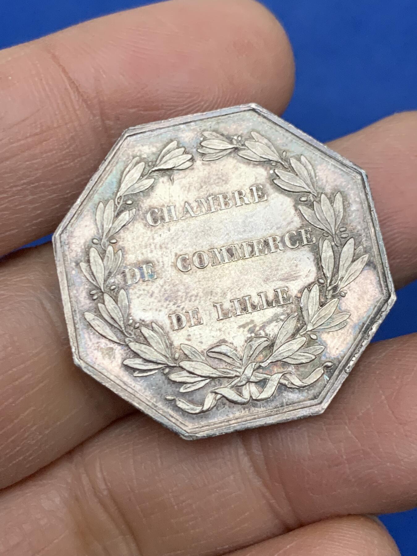 《竞宝斋》第454场 周日，周一 2场连拍 （全场包邮，欢迎送拍） 法国拿破仑三世里尔商会八角银代币，直径30.5mm，重13.48克，蜜蜂边铭