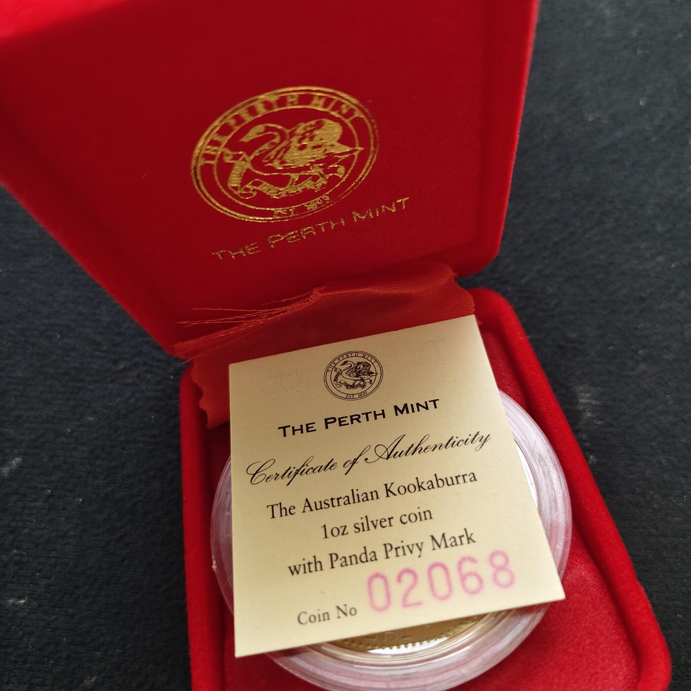 【全场包邮】纯粹捡漏拍493场 【镶嵌金】澳大利亚1997年1元翠鸟1盎司999纯银镶嵌纯金熊猫克朗型纪念银币-盒证全【纯银31.1克纯银价约560元（按18元银价折算）+纯金0.5克纯金价约500元（按1000元金价折算）】