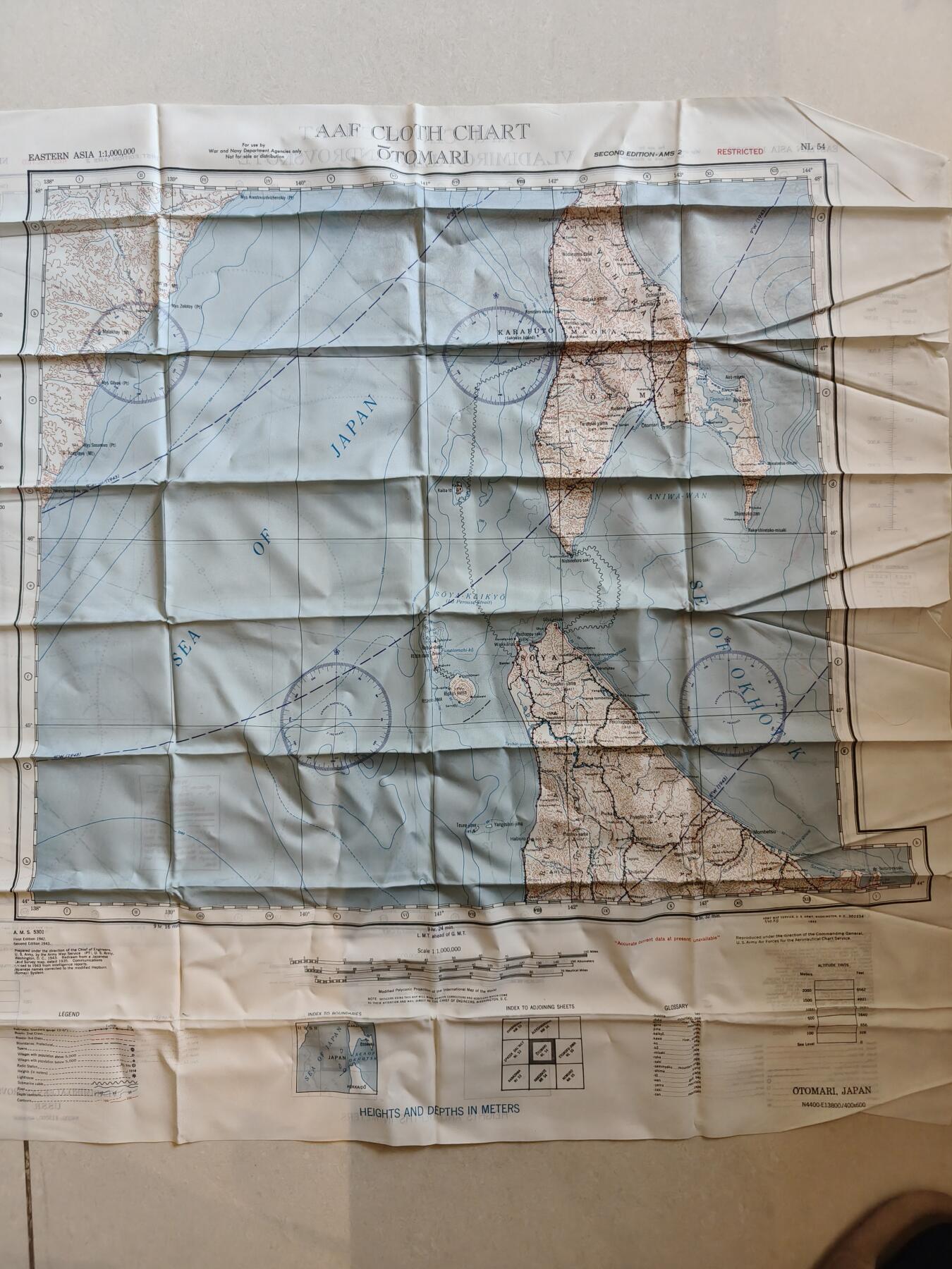 老王徽章第174期 美国二战陆军航空兵逃生图 丝质   一面是日本海沿岸的弗拉基米罗-亚历山德罗夫斯科耶（位于今俄罗斯滨海边疆区），另一面是大泊（位于今日本北海道）   尺寸约60×60cm