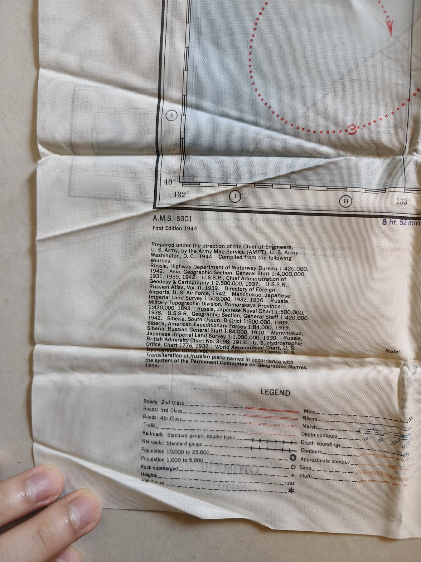 老王徽章第174期 美国二战陆军航空兵逃生图 丝质   一面是日本海沿岸的弗拉基米罗-亚历山德罗夫斯科耶（位于今俄罗斯滨海边疆区），另一面是大泊（位于今日本北海道）   尺寸约60×60cm