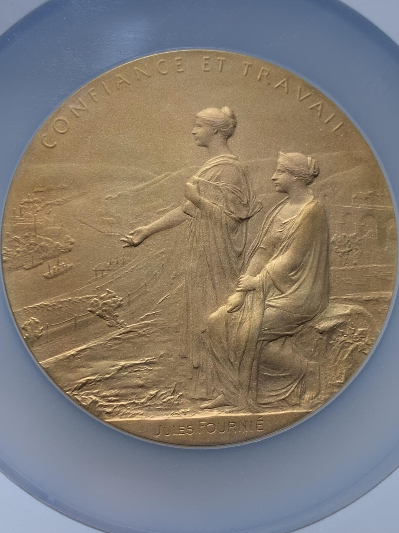 《竞宝斋》第454场 周日，周一 2场连拍 （全场包邮，欢迎送拍） 唯一冠军分 NGC MS67 法国 1900 法兰西银行百年纪念镀金大银章 奥斯卡·罗蒂大师的扛鼎之作（银镀金版本） 大盒加厚盒 状态极美 顶级高分