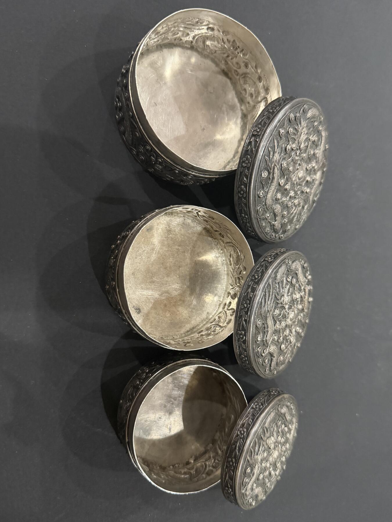 海外回流精品（欧美专场） 法国回流清代纯银套盒，双龙戏珠题材，工艺精美，有款，232.8克。