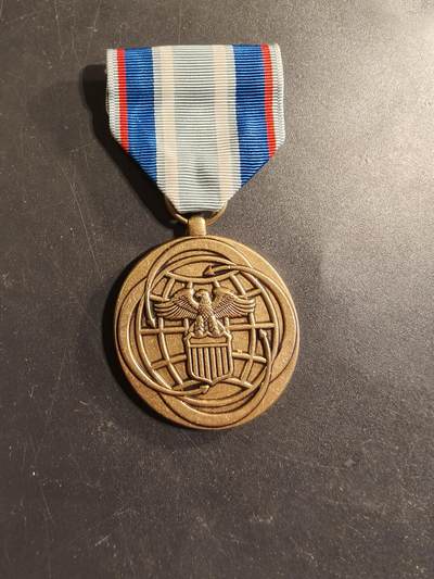 老王徽章第174期 - 美国空军航空航天战役奖章     该章于2002年4月24日获得空军部长授权，授予在美国空军服役的，在作战行动期间提供直接支持的人员，通常是在指定地理区域之外提供支持。