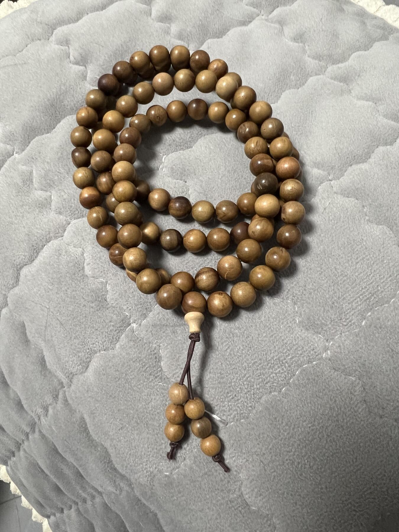 零元拍：正区印度老山檀 108/0.8长串 有珠子有裂带留疤 ，不影响品香