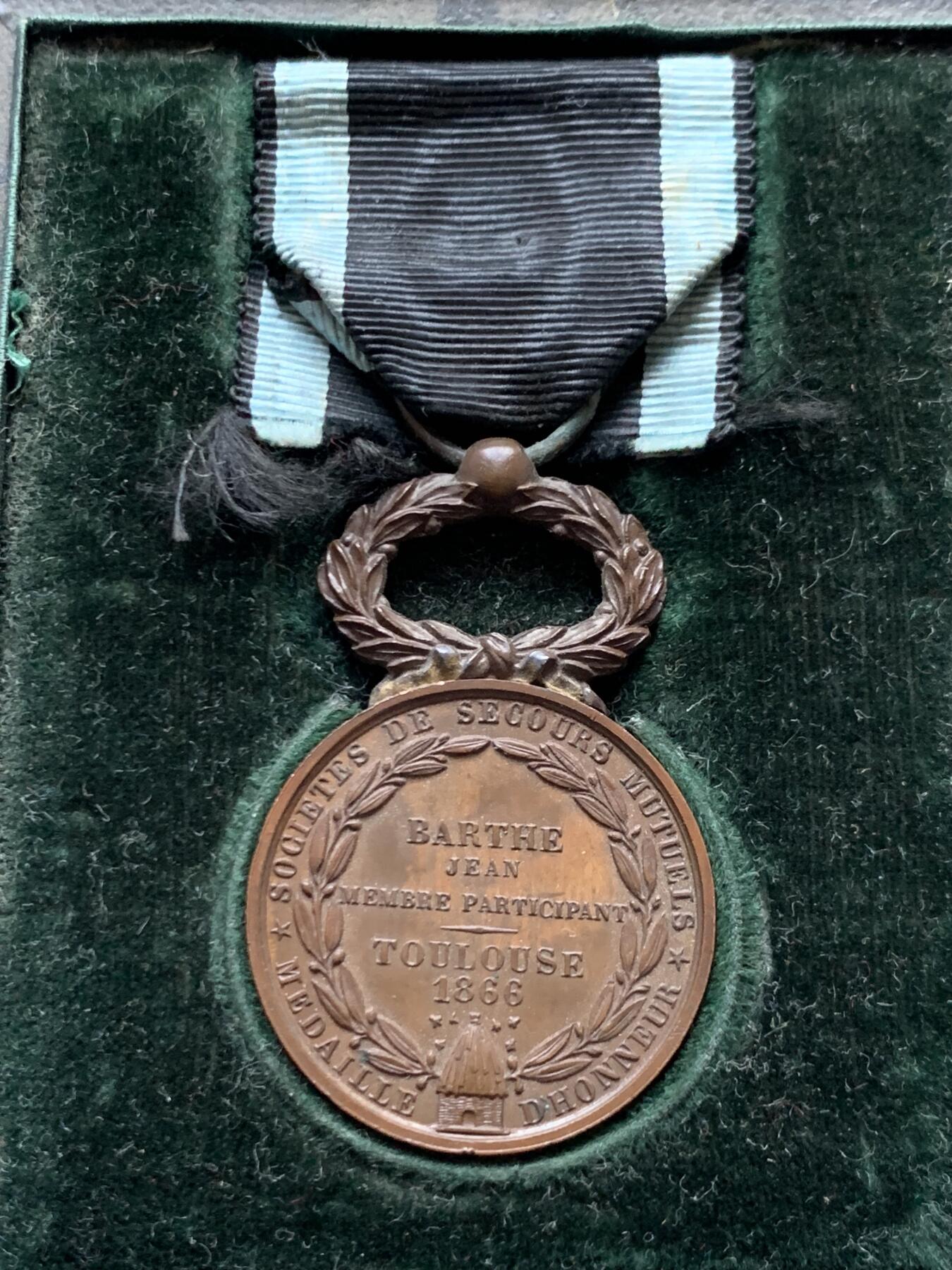 《竞宝斋》第454场 周日，周一 2场连拍 （全场包邮，欢迎送拍） 1866年法国互助会荣誉勋章 带原盒 总重14.1克