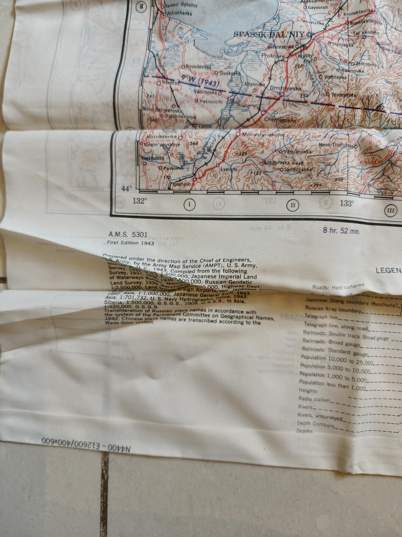 老王徽章第174期 美国二战陆军航空兵逃生图    丝质    正面为哈尔滨地区    背面为俄罗斯滨海边疆区斯帕斯克-达里尼，与黑龙江省接壤         尺寸约60×60cm