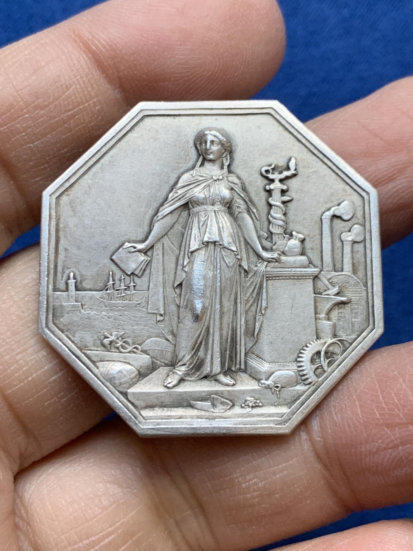 《竞宝斋》第454场 周日，周一 2场连拍 （全场包邮，欢迎送拍） 法国工商信贷银行八角银代币 20.9克 36.8mm 丰饶角1银标