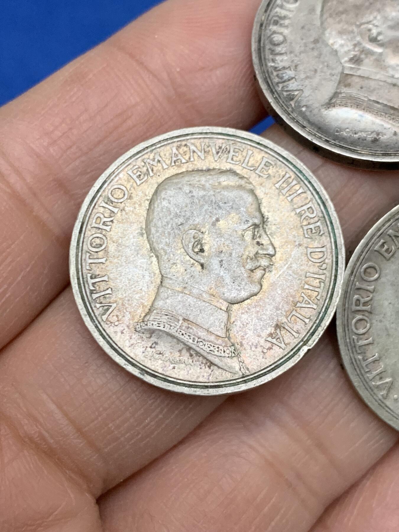 《竞宝斋》第454场 周日，周一 2场连拍 （全场包邮，欢迎送拍） 三枚一组 意大利1915年马车女神2里拉银币 27mm 总重29.9克