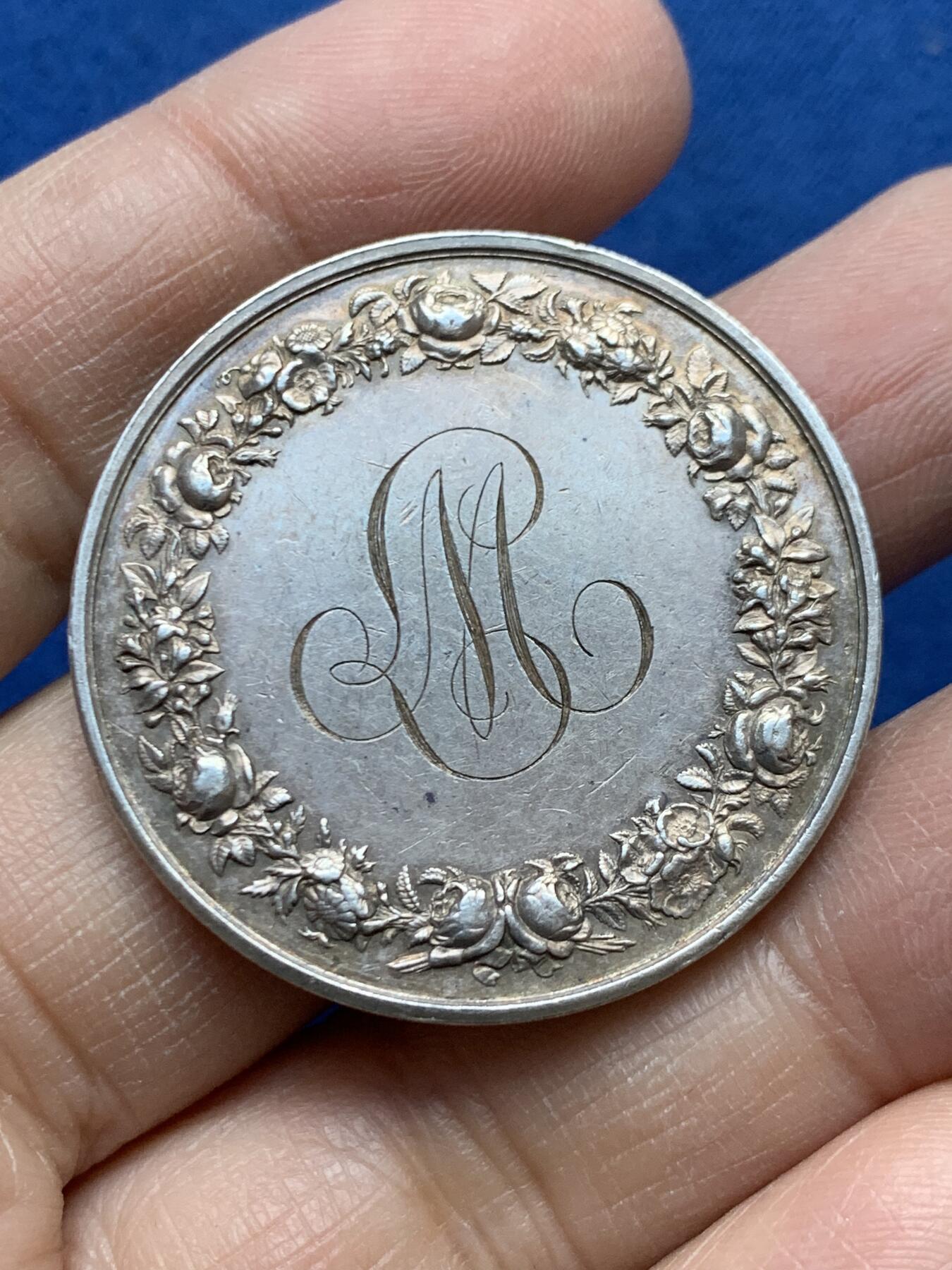 《竞宝斋》第454场 周日，周一 2场连拍 （全场包邮，欢迎送拍） 法国结婚纪念银章 36.7MM 21.95g 少见品种 烟斗银标边铭