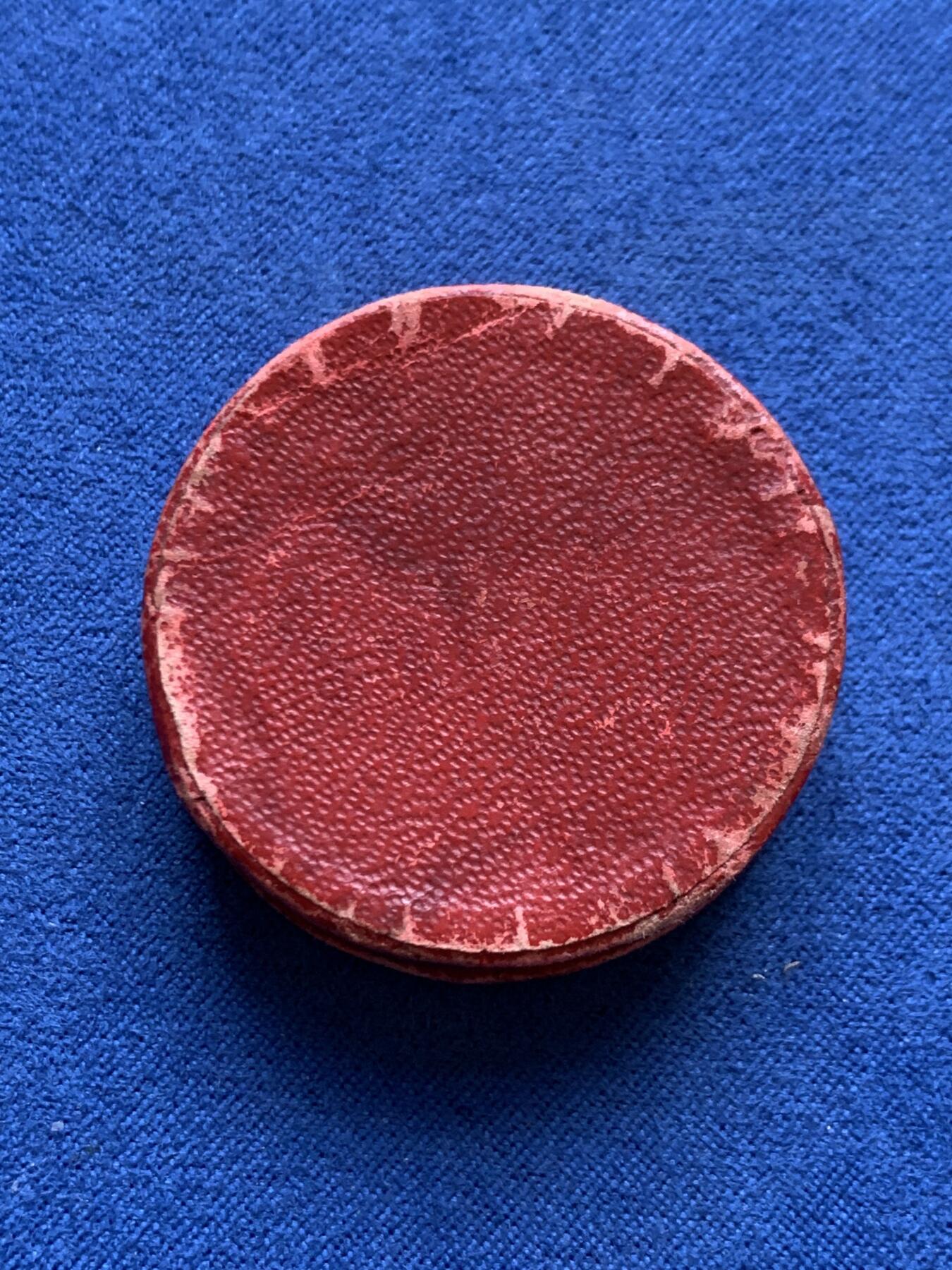 《竞宝斋》第454场 周日，周一 2场连拍 （全场包邮，欢迎送拍） 法国旅游协会纪念银章 16克 32.2mm 带盒 丰饶角银