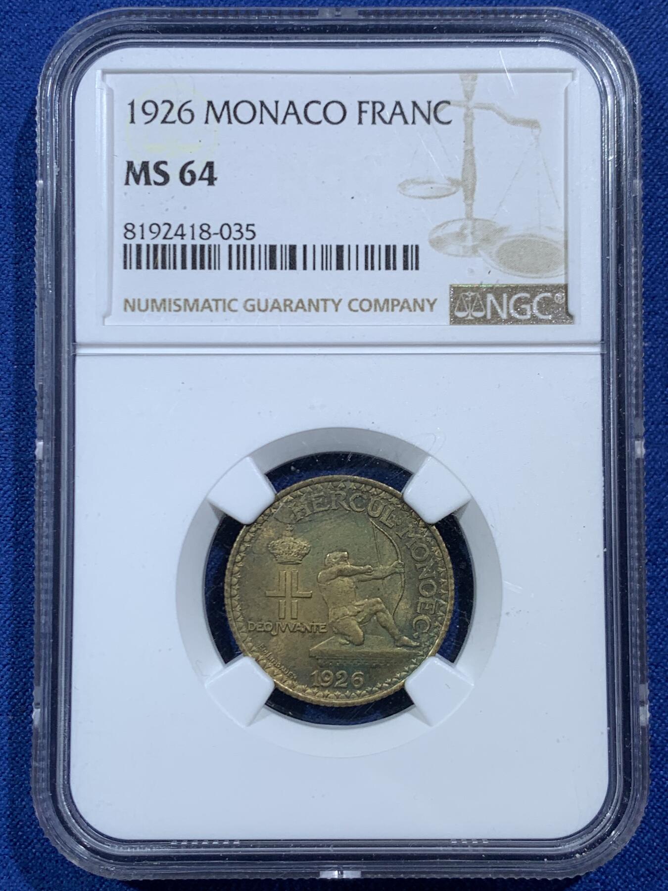《竞宝斋》第454场 周日，周一 2场连拍 （全场包邮，欢迎送拍） NGC MS64 摩纳哥 1926年 1法郎 大力神射手 黄铜币 丝滑转光 少见品种 设计很好看 正面赫拉克勒斯拉弓 背面摩纳哥盾徽上一把宝剑！