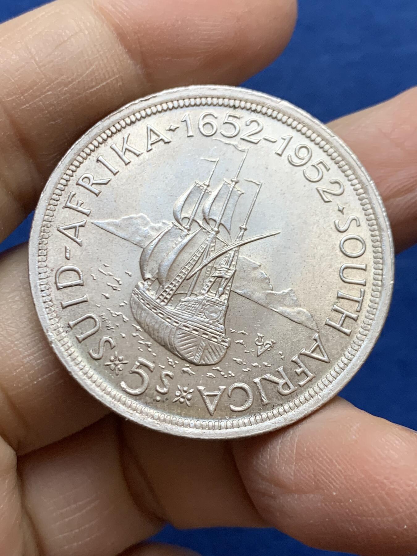 《竞宝斋》第454场 周日，周一 2场连拍 （全场包邮，欢迎送拍） 南非1952年发现开普敦300周年5先令银币 带光好品