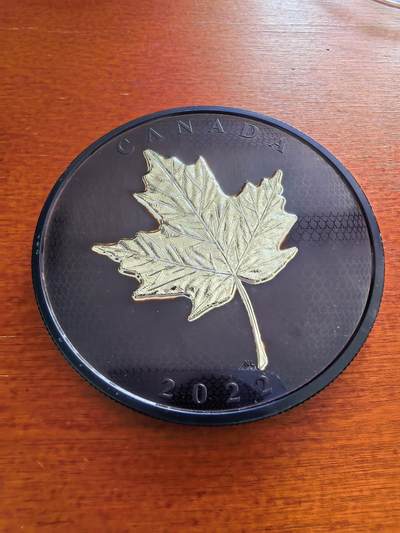 长老汇蛇年精选第九十二场拍卖 - 2022加拿大枫叶50加元蓝色铑涂层精制银币，5盎司9999银，盒证全，红色钢琴烤漆木盒，非常漂亮