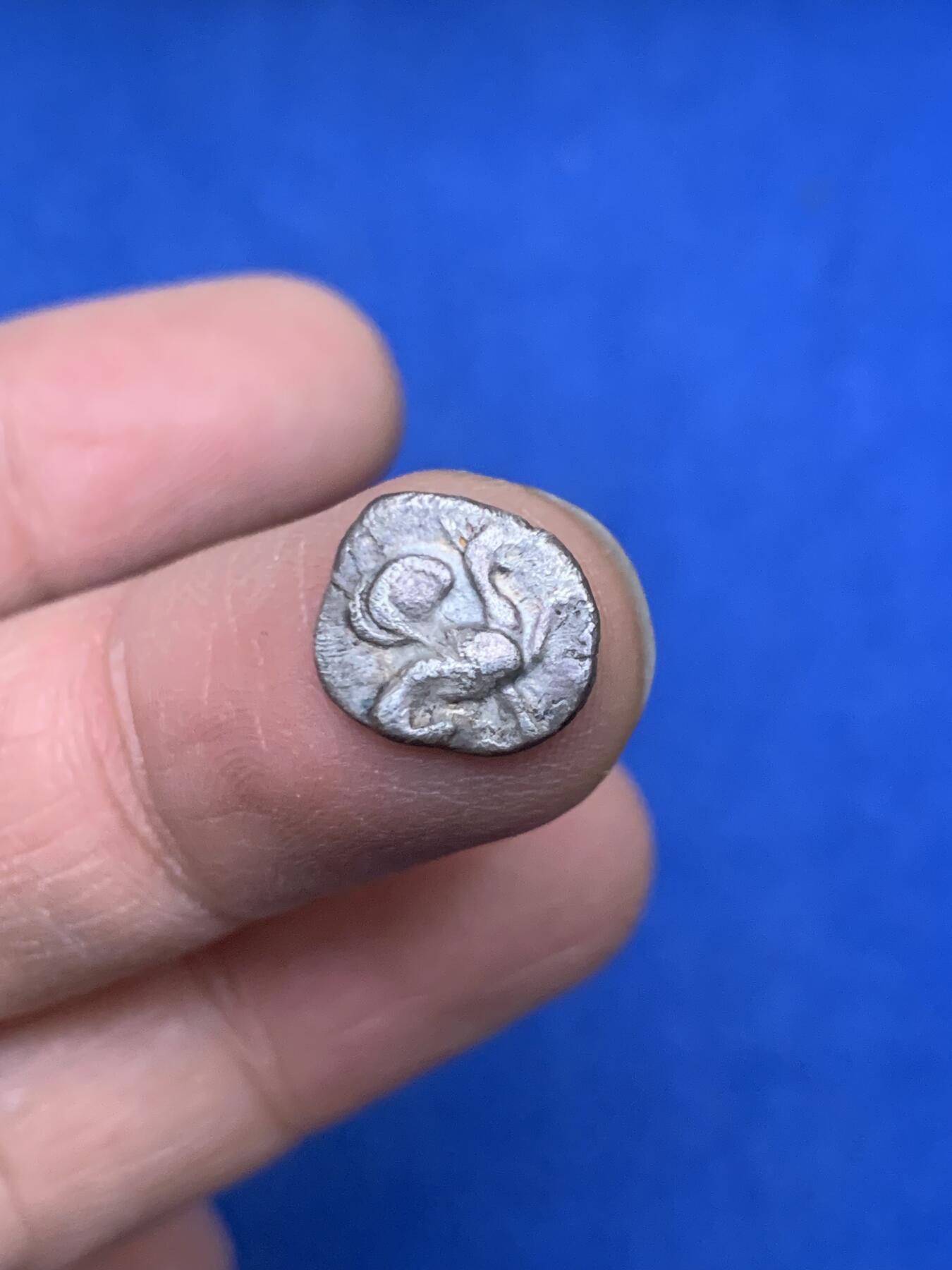 《竞宝斋》第454场 周日，周一 2场连拍 （全场包邮，欢迎送拍） 古希腊 公元前450-425年 爱奥尼亚提欧斯地区 狮鹫格里芬1.5奥波银币 非常经典的形象 小银币难得打制这么好 1.09克