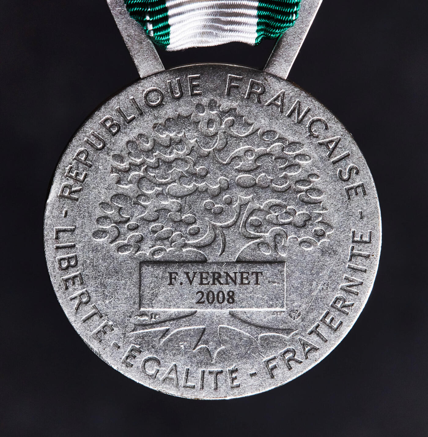 【俄甄集藏】2026年(046)01-07 星期三 晚 19:30 全场包邮 法国2008年地方行政服务勋章，铜质镀银，直径：34mm，高：42mm，重量：25克