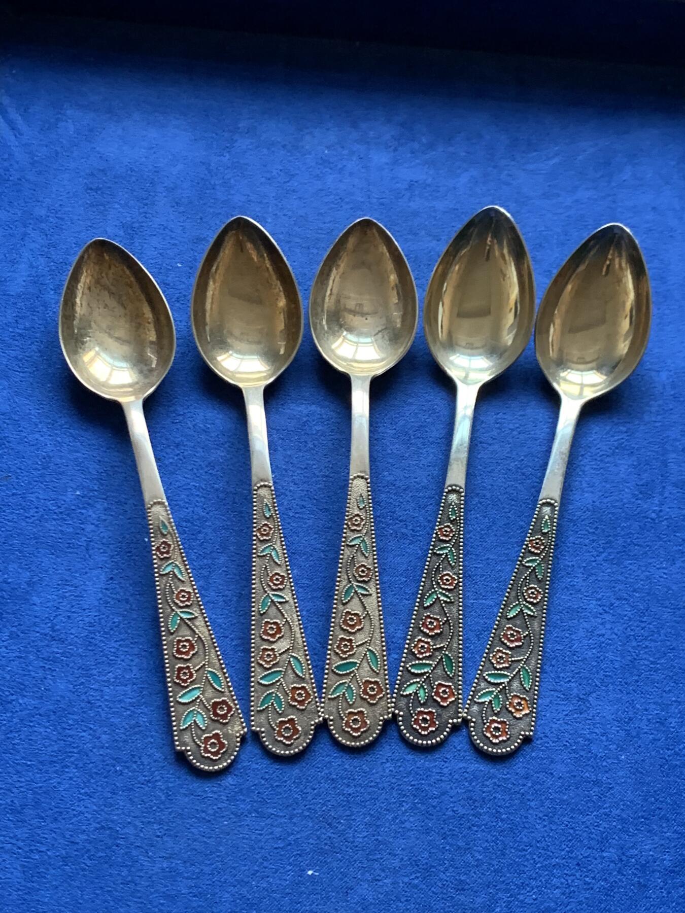 《竞宝斋》第454场 周日，周一 2场连拍 （全场包邮，欢迎送拍） 苏联 1960年代 纯银珐琅镀金古董汤勺5把 单体长：14cm，总重量：111.3克。苏联96进制875银标，换算为现在911银