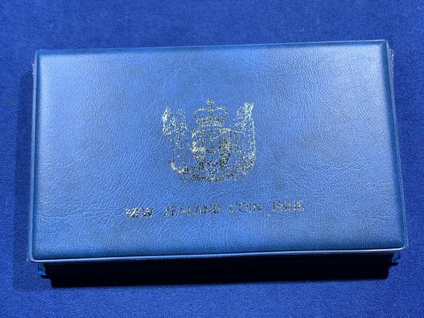 《竞宝斋》第454场 周日，周一 2场连拍 （全场包邮，欢迎送拍） 新西兰1982年伊丽莎白二世精制套币，其中最大面值的南秧鸡一元为银币，27.2克，925银