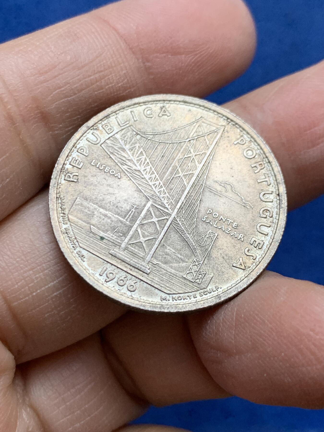 《竞宝斋》第454场 周日，周一 2场连拍 （全场包邮，欢迎送拍） 葡萄牙1966年萨拉查大桥落成20埃斯库多纪念银币 重10克