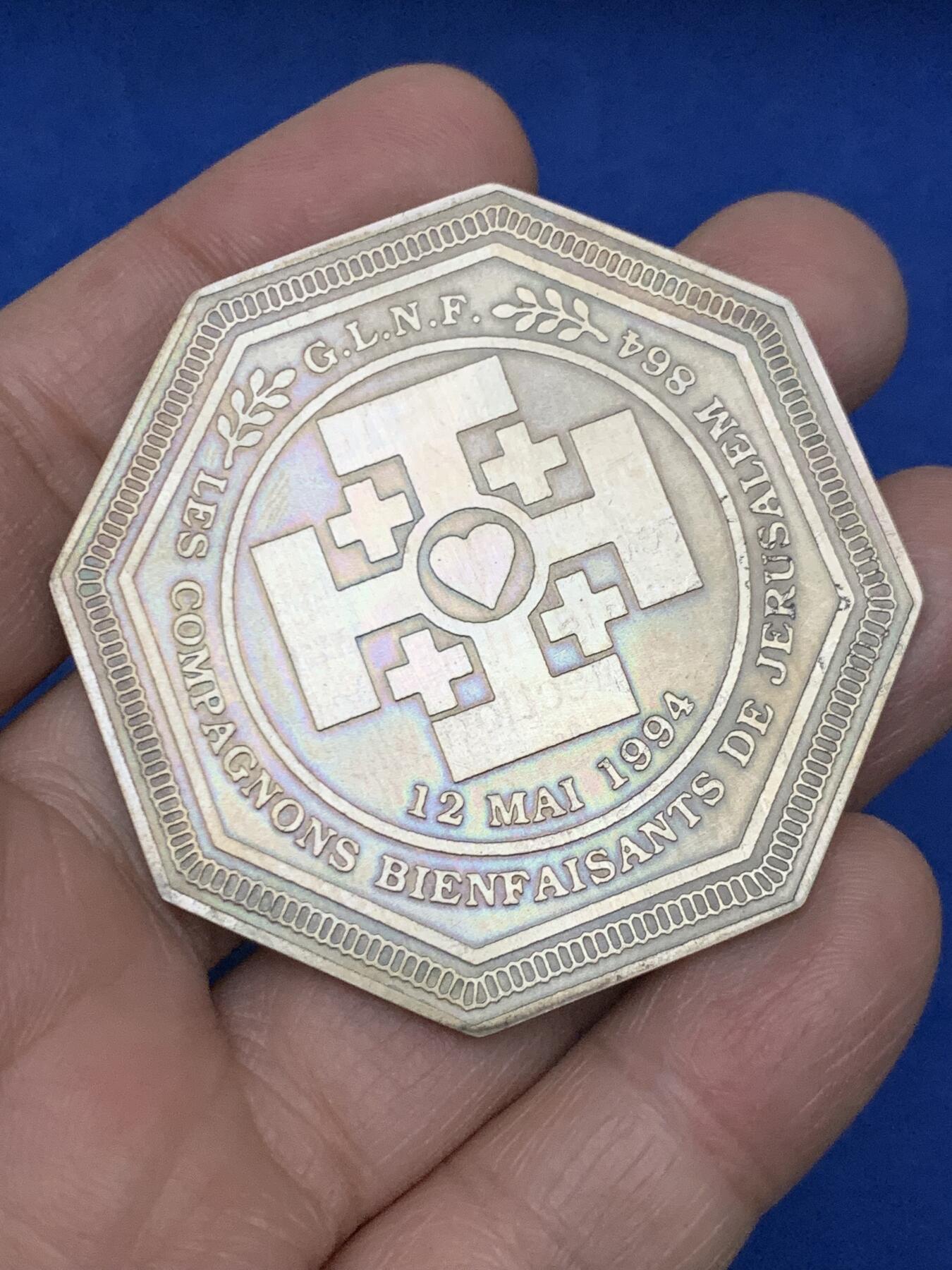 《竞宝斋》第454场 周日，周一 2场连拍 （全场包邮，欢迎送拍） 共济会 耶路撒冷 1994年慈善八角镀银纪念章，带原装说明书。直径：52mm，重：35.78g