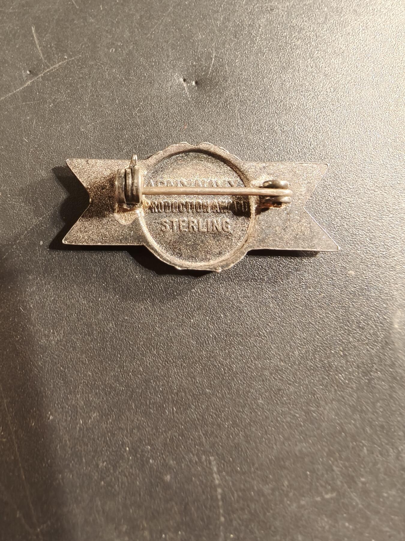 老王徽章第174期 美国二战优秀军事生产企业证章    925银镀金珐琅    4.6g