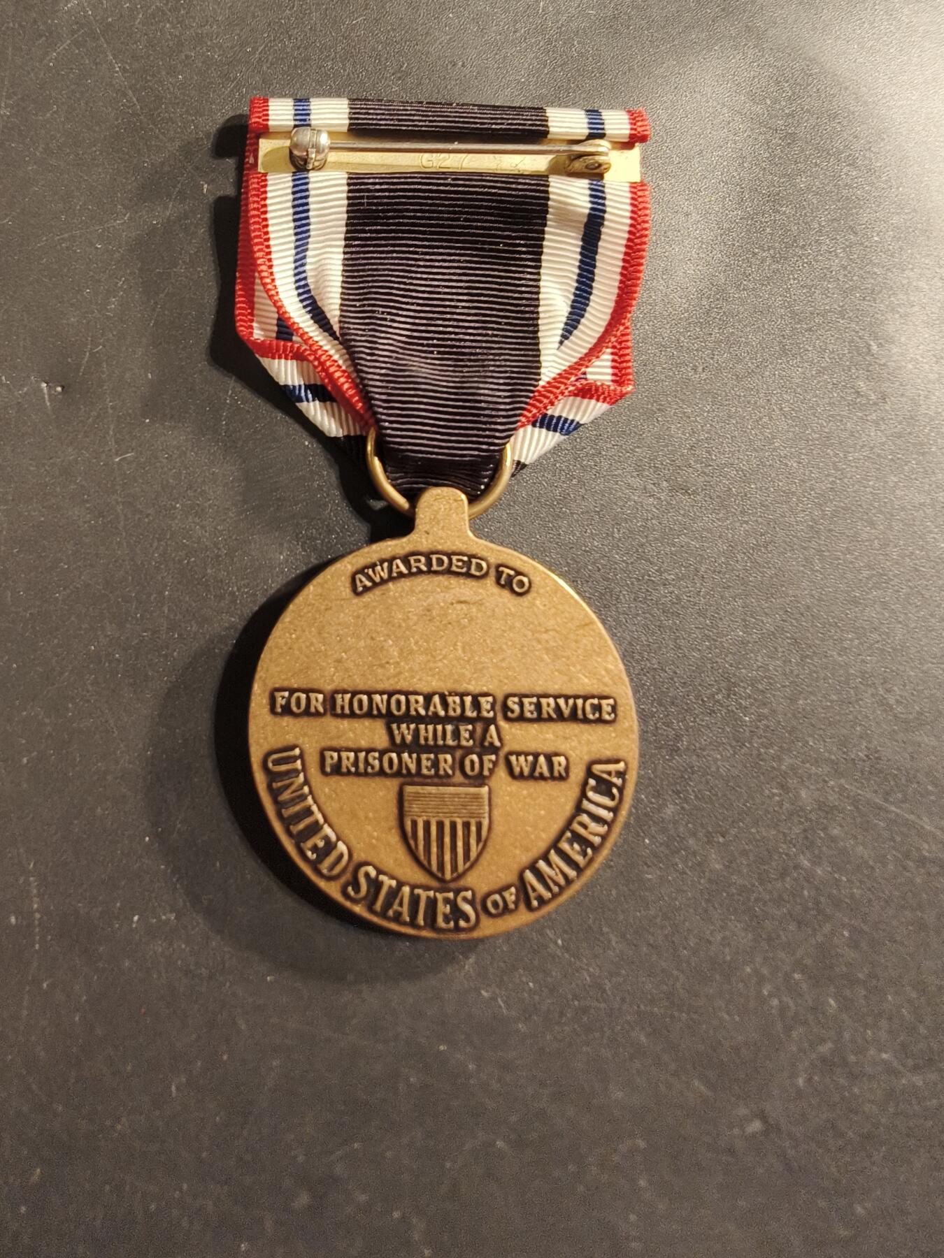 老王徽章第174期 美国荣誉战俘纪念章    该奖章于1985年由美国国会授权，并由罗纳德·里根总统签署成为法律。  可追溯至1917年4月5日，授予在战俘营被俘虏并被关押的美国军事人员。 