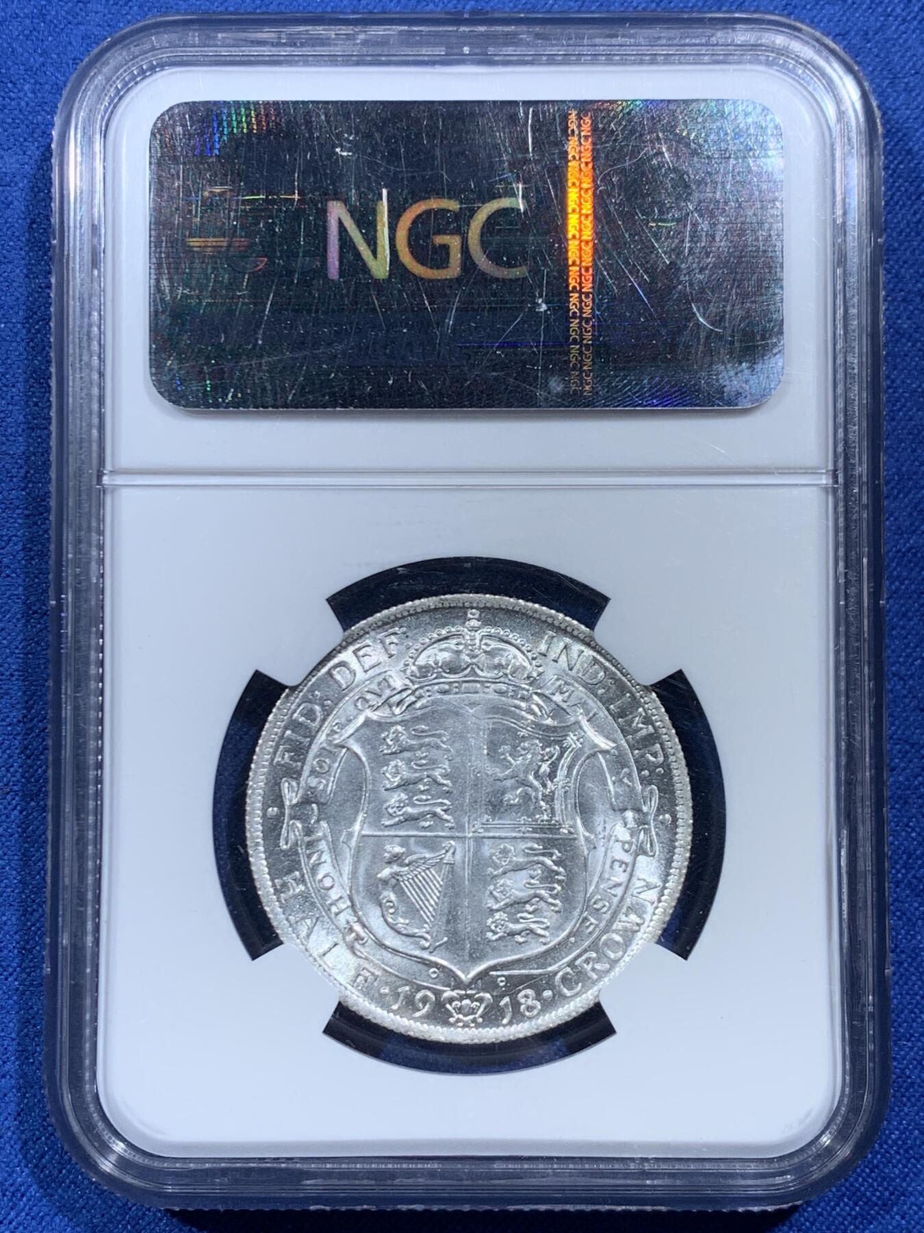 《竞宝斋》第454场 周日，周一 2场连拍 （全场包邮，欢迎送拍） NGC MS64 英国1918年乔治五世1/2克朗银币，乔五早期高银流通版，底板丝滑，银光曜曜，难得高品。此品种发丝常见弱打，此枚发丝胡子细节不错，在同分中也属难得，老盒好状态