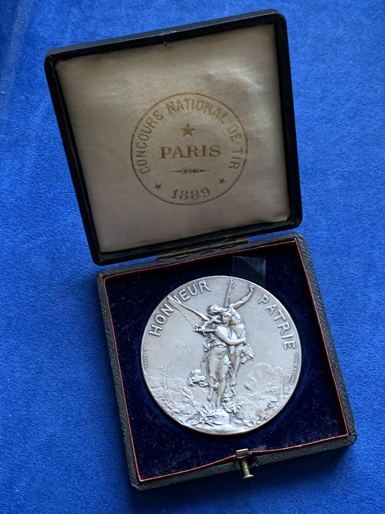 《竞宝斋》第454场 周日，周一 2场连拍 （全场包邮，欢迎送拍） 1886年法国射击节大银章 77.4克 58.6mm 丰饶角银标 带盒