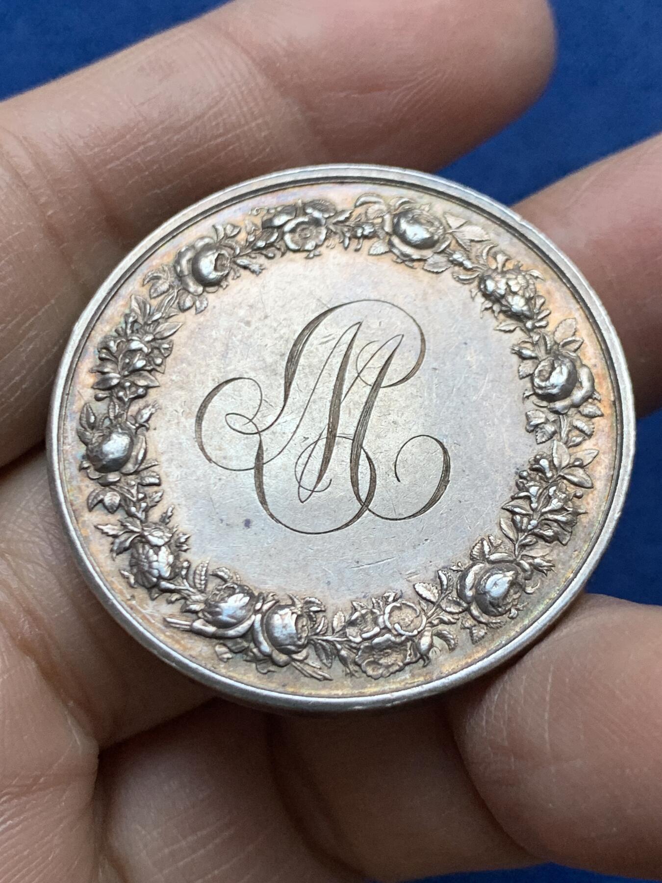 《竞宝斋》第454场 周日，周一 2场连拍 （全场包邮，欢迎送拍） 法国结婚纪念银章 36.7MM 21.95g 少见品种 烟斗银标边铭