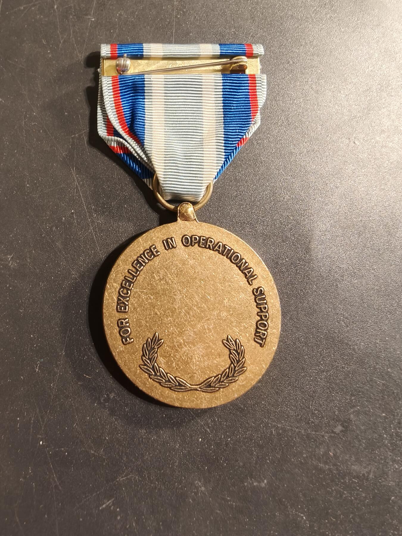 老王徽章第174期 美国空军航空航天战役奖章     该章于2002年4月24日获得空军部长授权，授予在美国空军服役的，在作战行动期间提供直接支持的人员，通常是在指定地理区域之外提供支持。