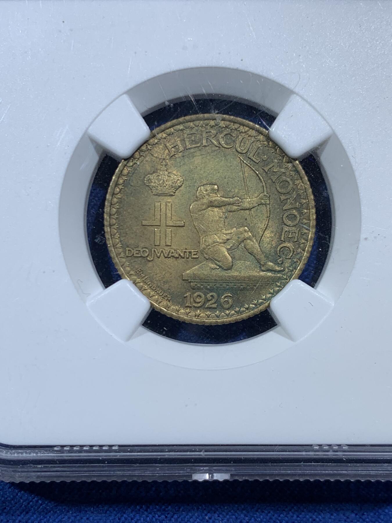 《竞宝斋》第454场 周日，周一 2场连拍 （全场包邮，欢迎送拍） NGC MS64 摩纳哥 1926年 1法郎 大力神射手 黄铜币 丝滑转光 少见品种 设计很好看 正面赫拉克勒斯拉弓 背面摩纳哥盾徽上一把宝剑！