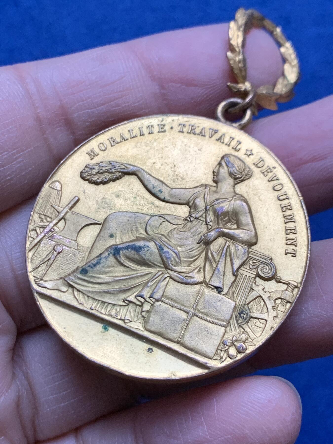 《竞宝斋》第454场 周日，周一 2场连拍 （全场包邮，欢迎送拍） 法国民众自由教育与普及协会镀金铜章 带环重约34.05克 40.5mm