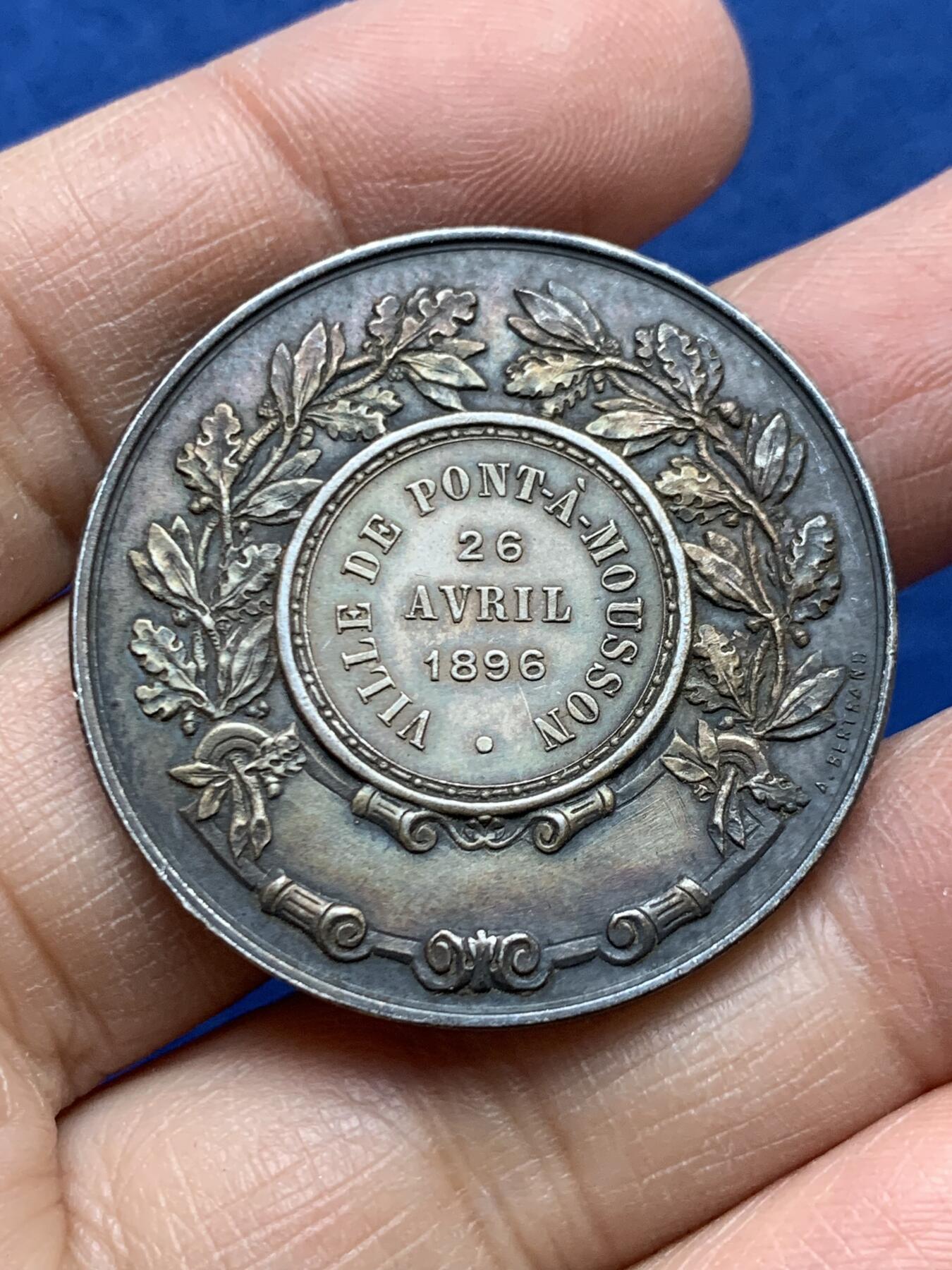 《竞宝斋》第454场 周日，周一 2场连拍 （全场包邮，欢迎送拍） 1896年戎装玛丽安娜镀银铜章 20.9克 36.8mm 丰饶角铜标 孔雀头盔