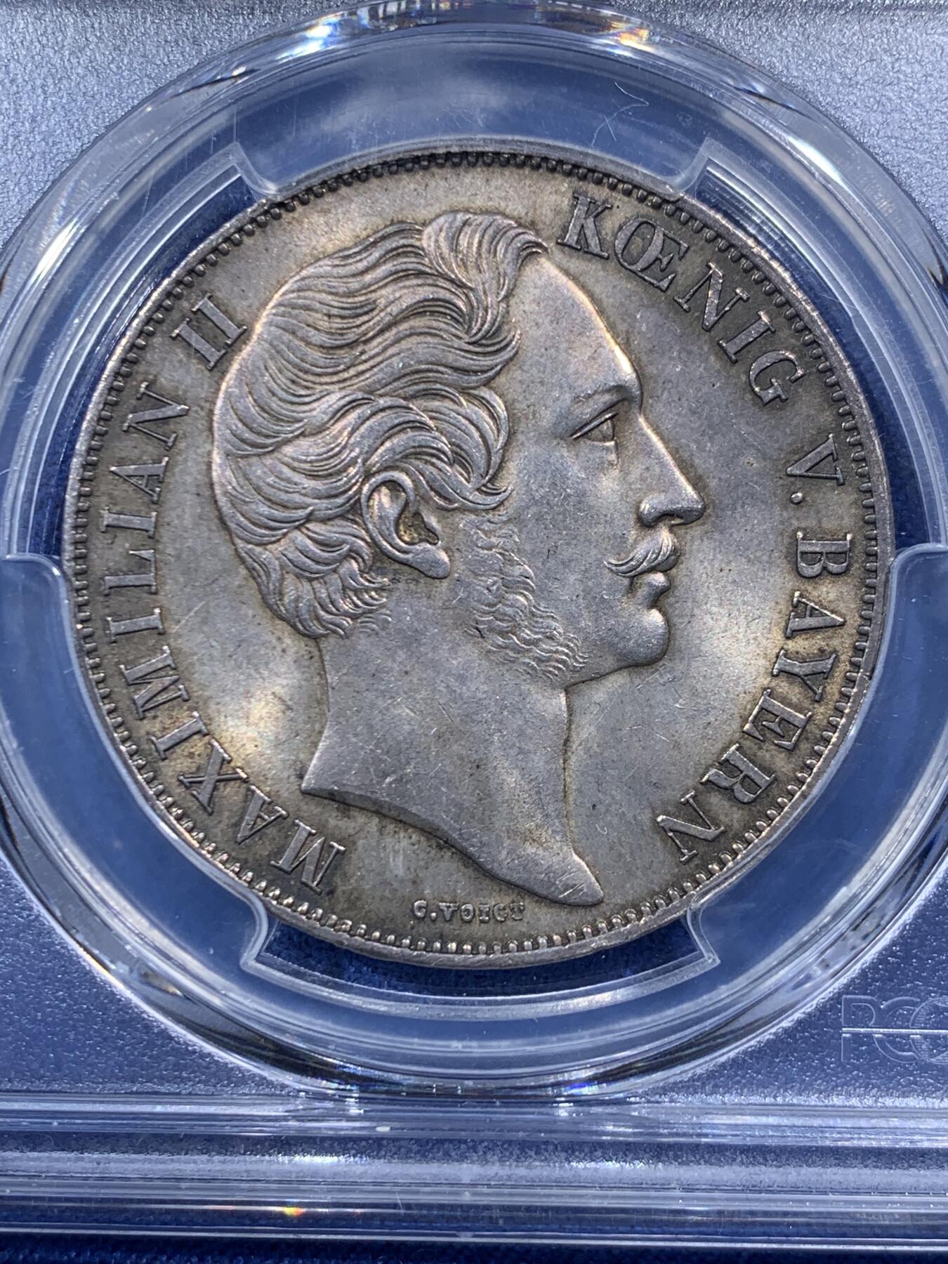 《竞宝斋》第454场 周日，周一 2场连拍 （全场包邮，欢迎送拍） PCGS MS63 德国巴伐利亚1855年2古尔登银币，灰黑色包浆，难得的是并未遮盖转光。正面为巴伐利亚国王马西米连二世，背面为经典圣母抱婴。传闻是为祝福王国安宁而设计。