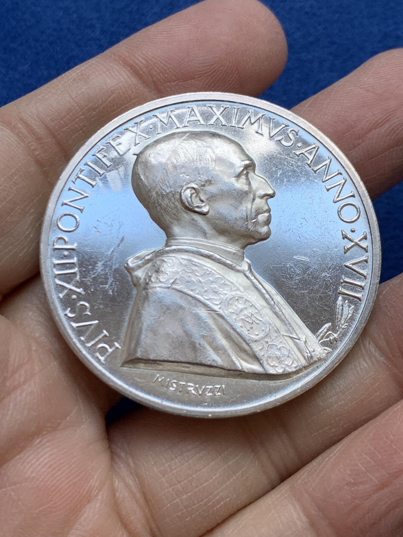 《竞宝斋》第454场 周日，周一 2场连拍 （全场包邮，欢迎送拍） 梵蒂冈1954年教皇庇护十二世为圣母玛利亚加冕大银章，直径：43.8mm，重：37g